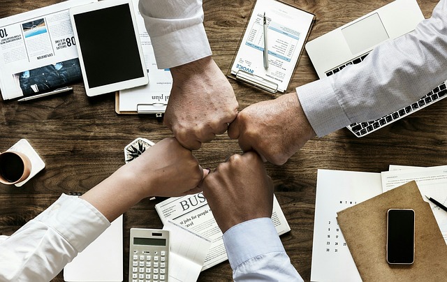 Les contrats commerciaux : types, clauses et conseils pour une rédaction efficace