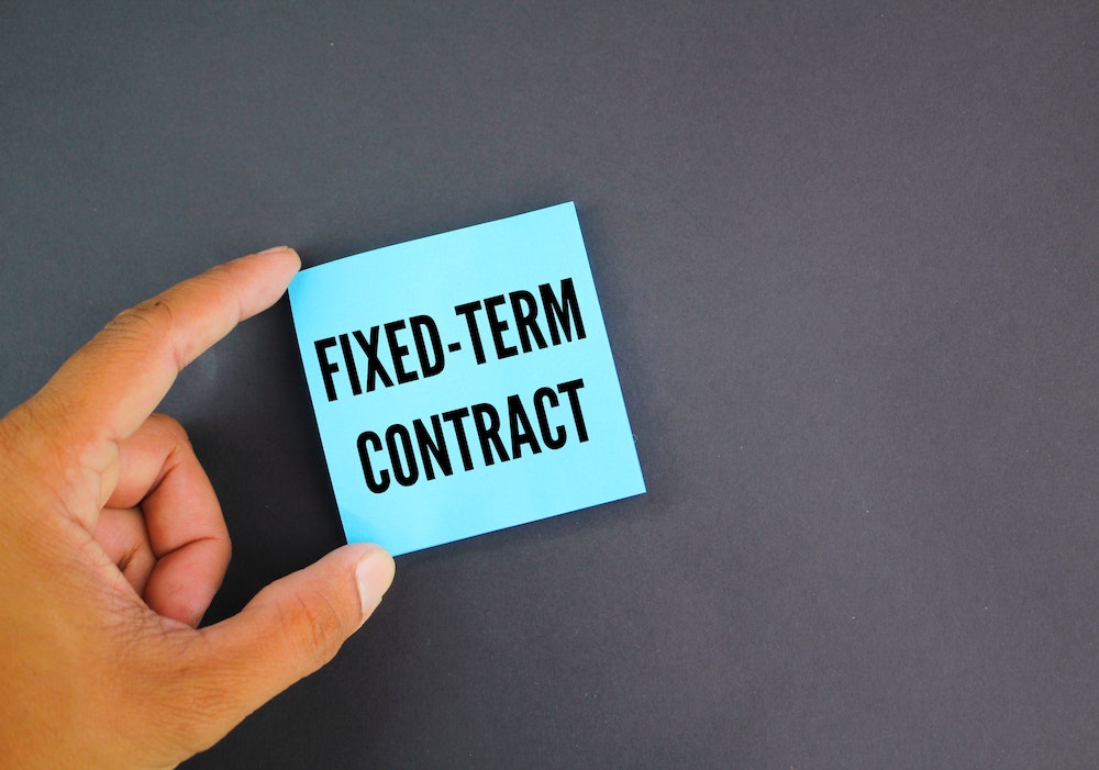 Comprendre les implications juridiques des contrats de travail : un guide essentiel