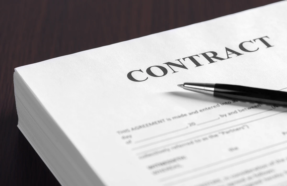 Le Dol en Droit des Contrats : Comprendre les Enjeux et les Conséquences