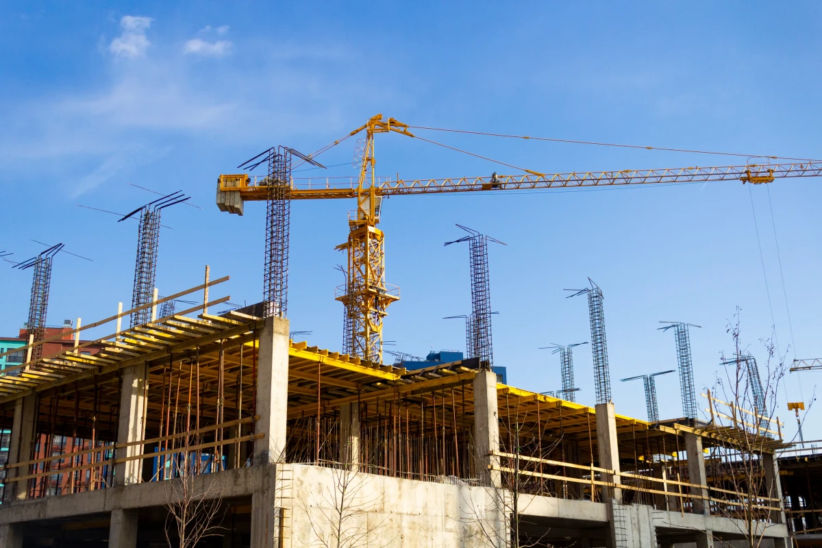 Litiges liés aux retards dans les constructions immobilières : Comprendre et gérer les enjeux juridiques
